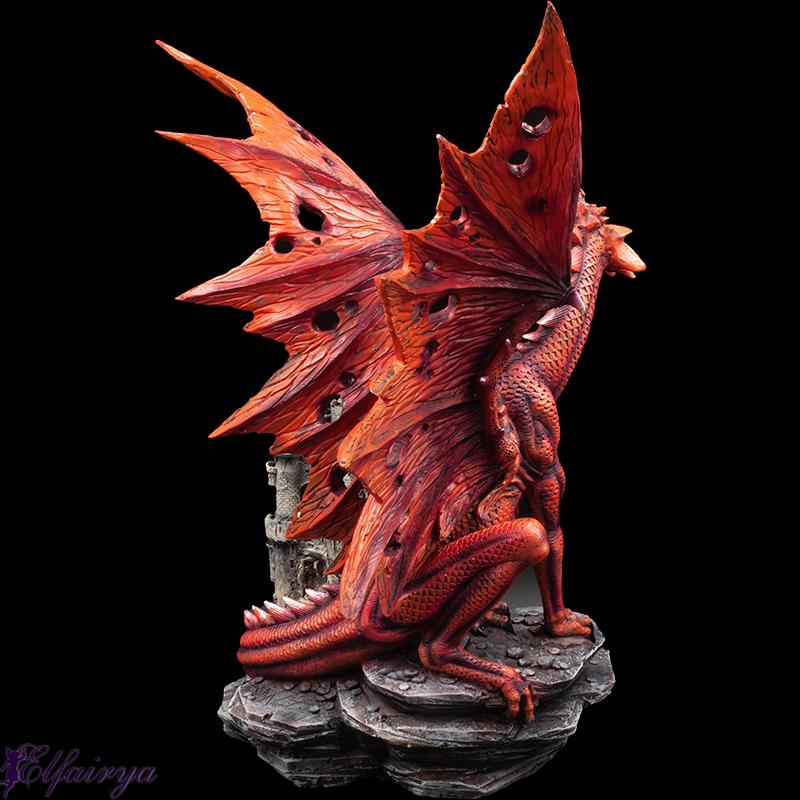 roter-drache-raghor-steht-bruellend-auf-burg